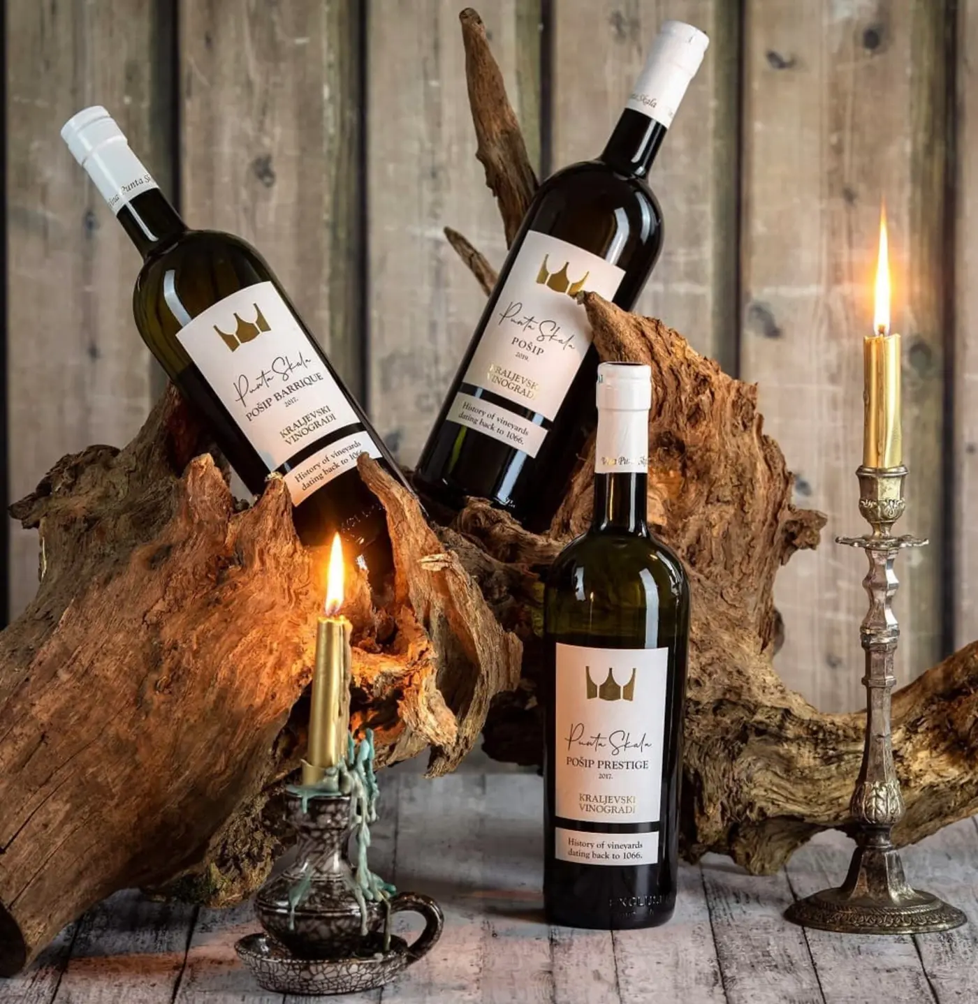 Flöskur frá Kraljevski Vinogradi við kertaljós